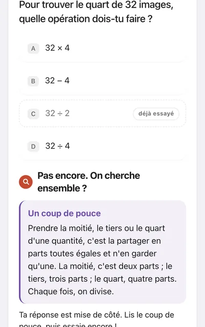 Écran après l’erreur : « Pas encore. On cherche ensemble ? », un coup de pouce qui rappelle que le quart, c’est quatre parts égales, la réponse 32 ÷ 2 marquée « déjà essayé », et « Voir la correction ».